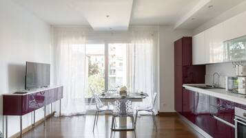 Fridge, microwave, oven, stovetop