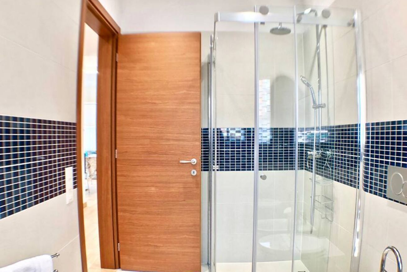 Regadera, secadora de cabello, bidet, toallas 