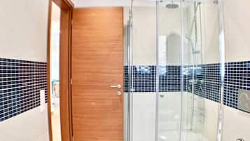 Regadera, secadora de cabello, bidet, toallas