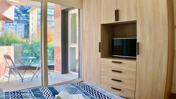 2 bedrooms, iron/ironing board, free WiFi, bed sheets