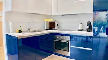 Kühlschrank, Mikrowelle, Ofen, Herdplatte