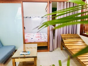 商务独立别墅 | 起居区 | 42-英寸纯平电视（配备数码频道）、电视、收费电影