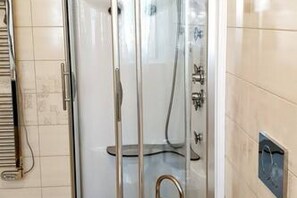 Shower, hair dryer, bidet, towels