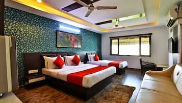 Family Room | Desk, laptop workspace, free WiFi