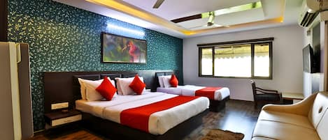 Family Room | Desk, laptop workspace, free WiFi