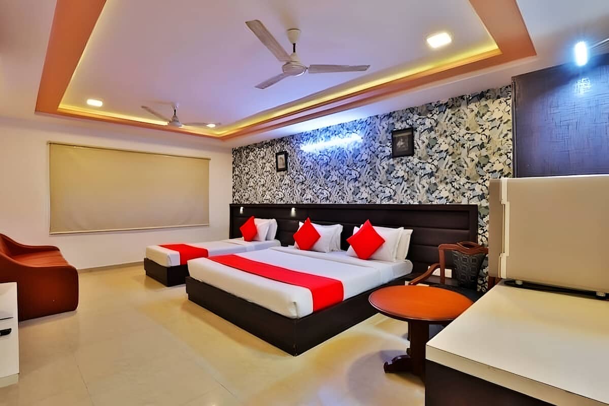 Family Room | Desk, laptop workspace, WiFi (free)