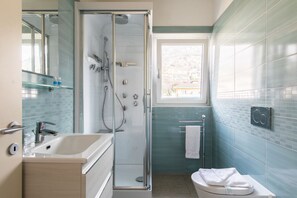 Douche, séchoir à cheveux, bidet, serviettes fournies