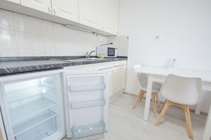 Studio | Privékeuken | Een koelkast, een microgolfoven, een kookplaat