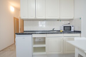 Estudio | Cocina privada | Frigorífico, microondas, placa de cocina y utensilios de cocina