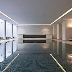 Una piscina al aire libre de temporada, sombrillas, tumbonas