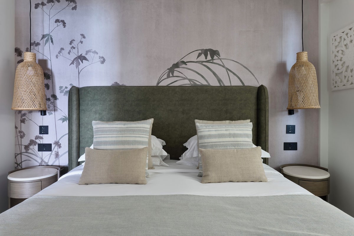 Mare Suite Sea View Swim Up | In-room safe, desk, soundproofing, WiFi (free)