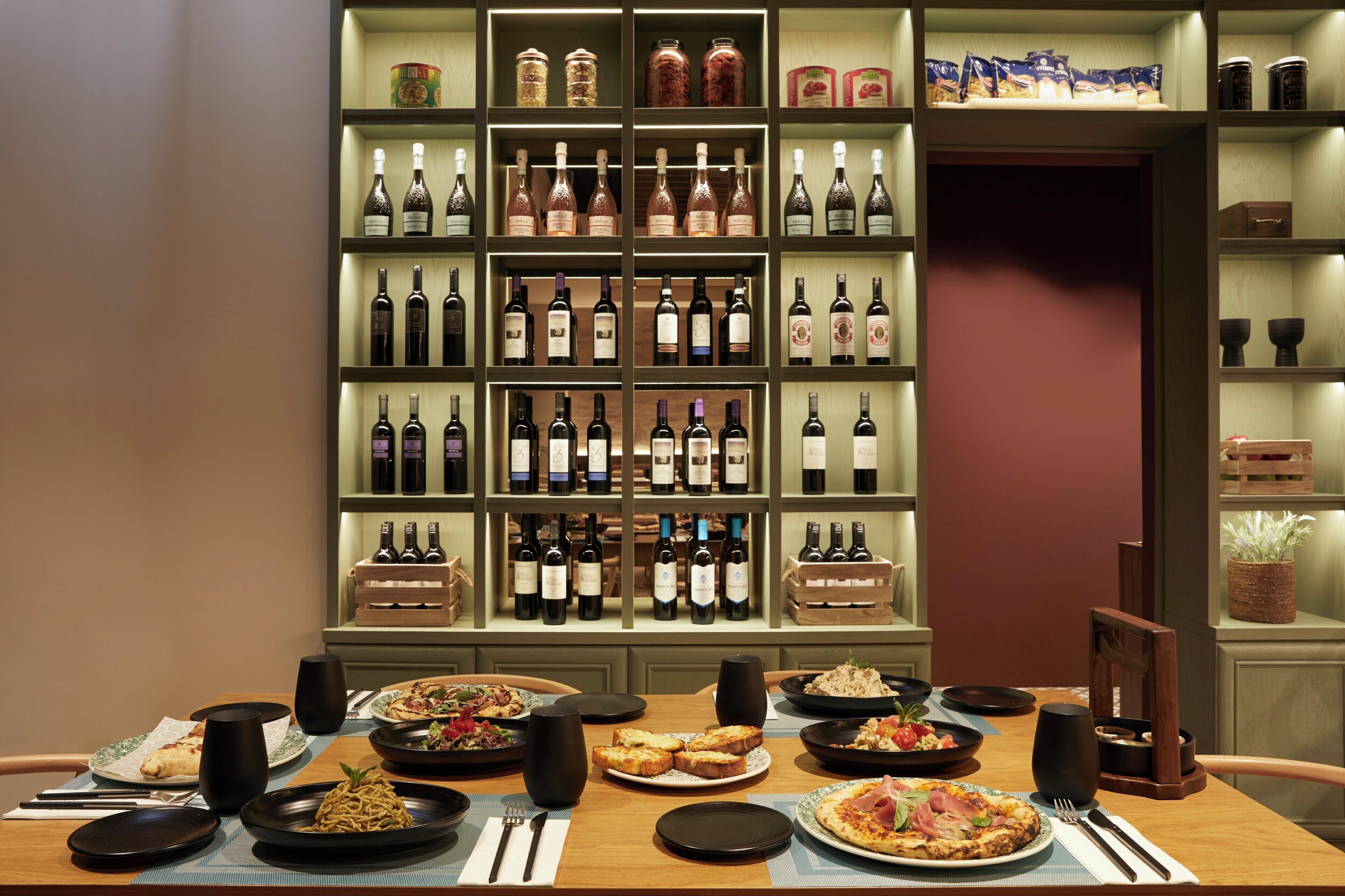 3 restaurants; breakfast, lunch, and dinner served
