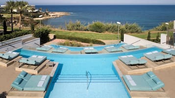Piscine extérieure (ouverte en saison), parasols de plage