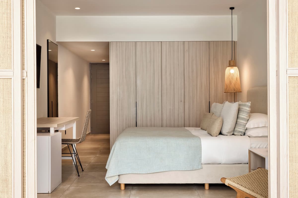 In-room safe, desk, soundproofing, WiFi (free)