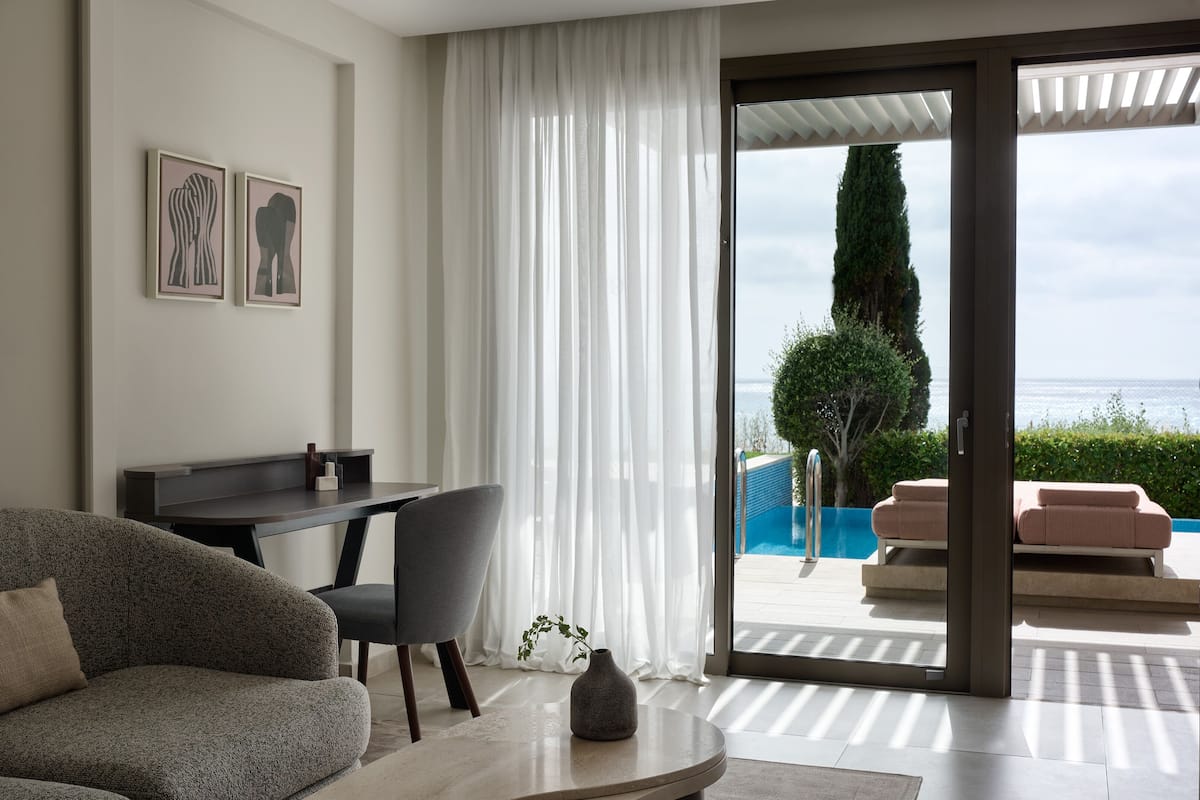 Luxury Suite Swim Up Sea View | Living area | Flat-screen TV