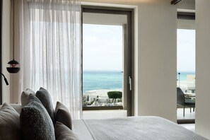 Mare Suite Pool View | Coffres-forts dans les chambres, bureau, chambres insonorisées
