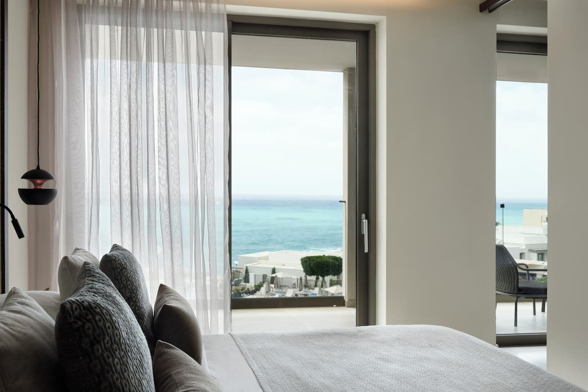 Mare Suite Pool View | In-room safe, desk, soundproofing, WiFi (free)