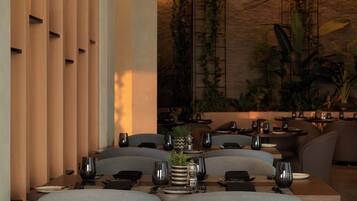 3 restaurants; breakfast, lunch and dinner served