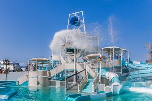 季节性开放的室外游泳池，池畔遮阳伞，日光浴躺椅