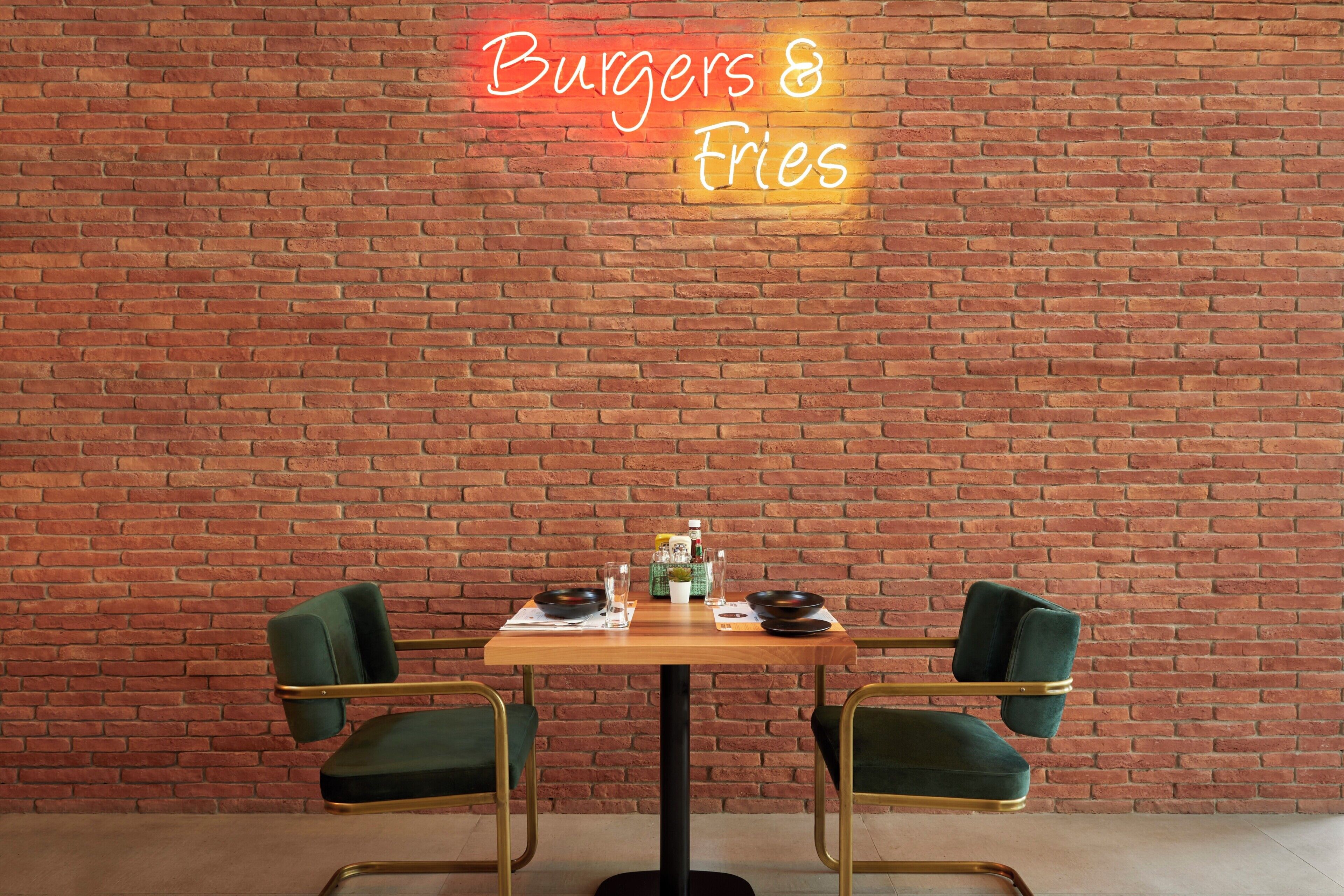 3 restaurants; breakfast, lunch and dinner served 