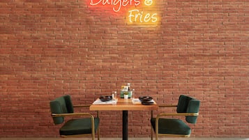 3 restaurants; breakfast, lunch and dinner served