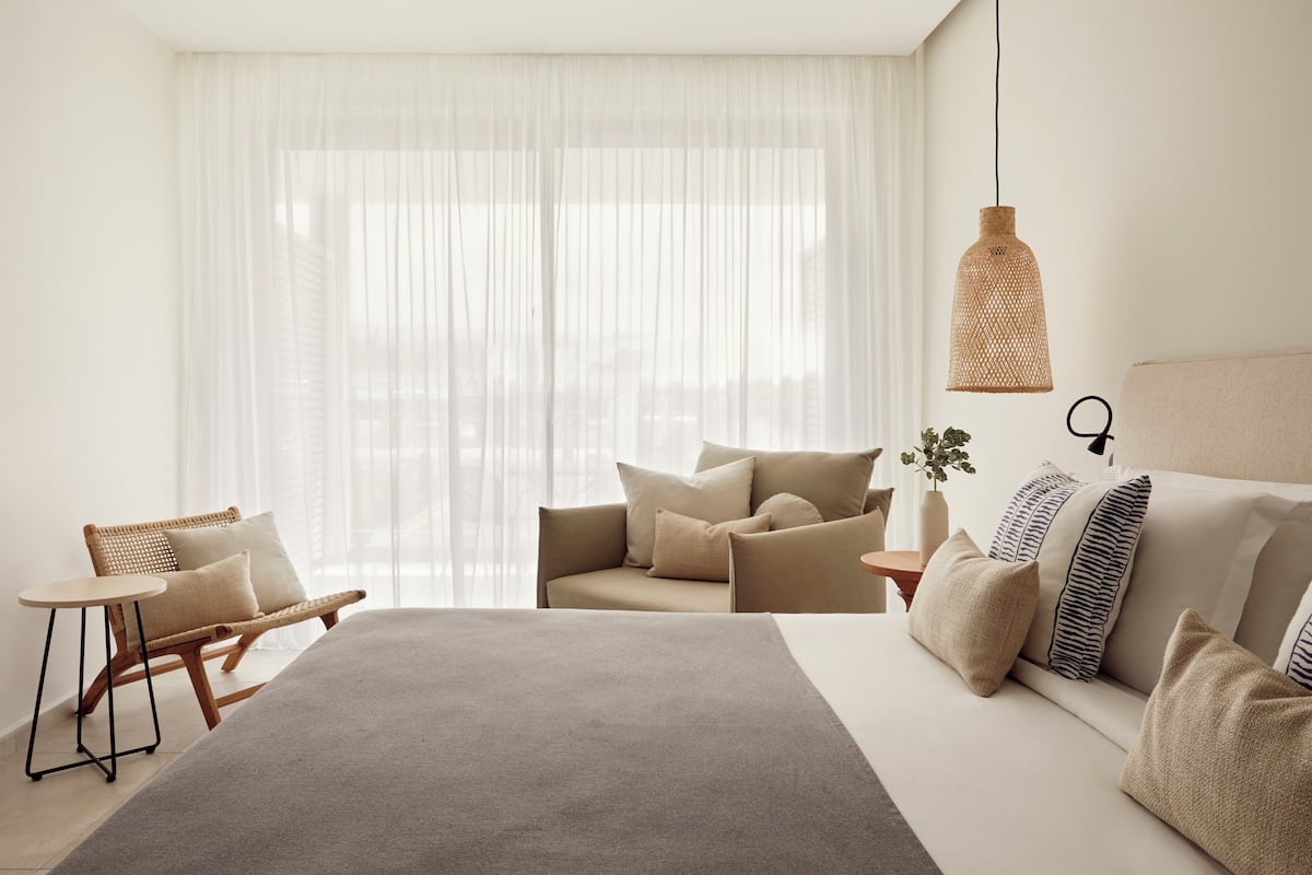 Double Room Inland View | In-room safe, desk, soundproofing, WiFi (free)