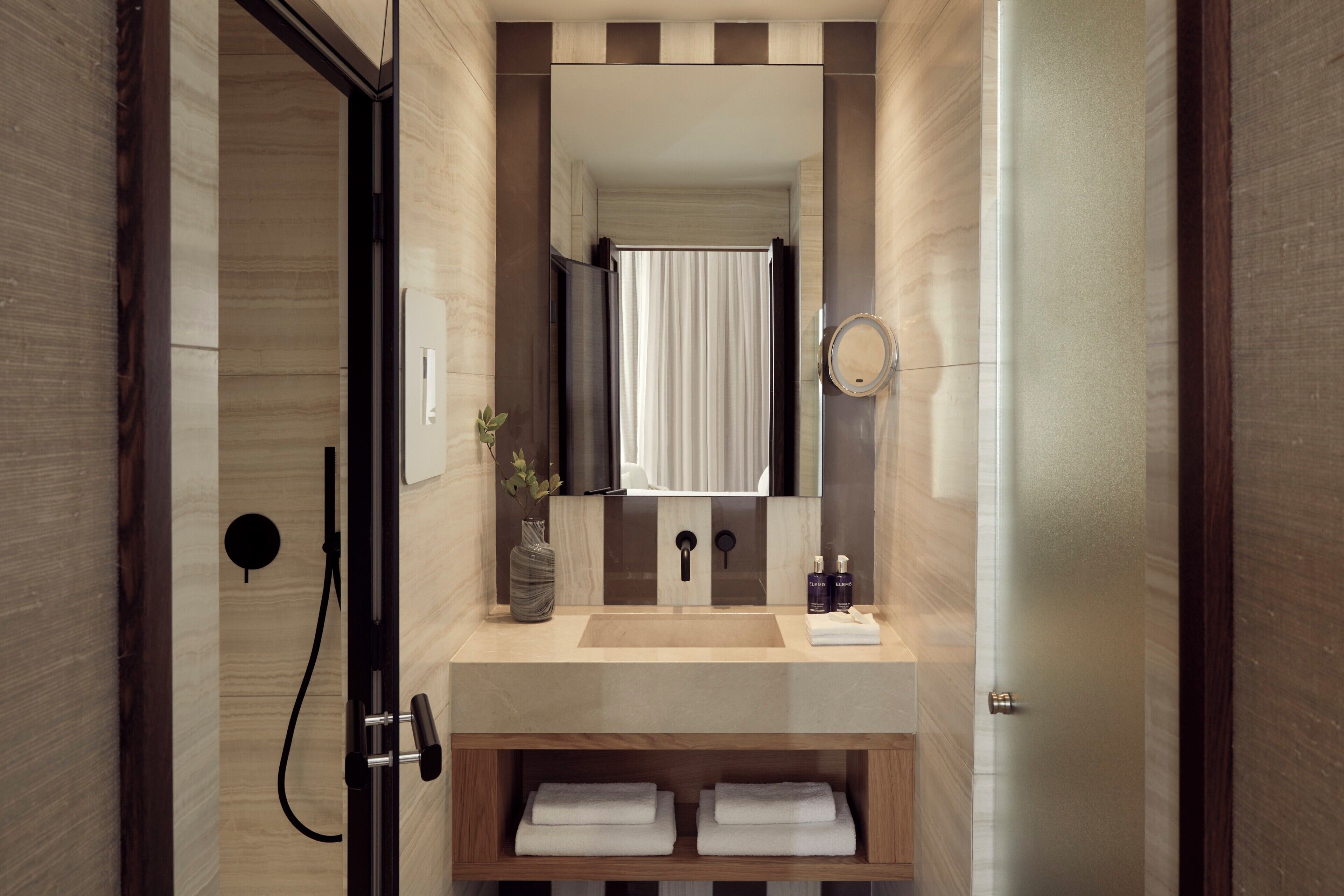 Mare Suite Inland View | Bathroom | Free toiletries, hair dryer, towels, toilet paper