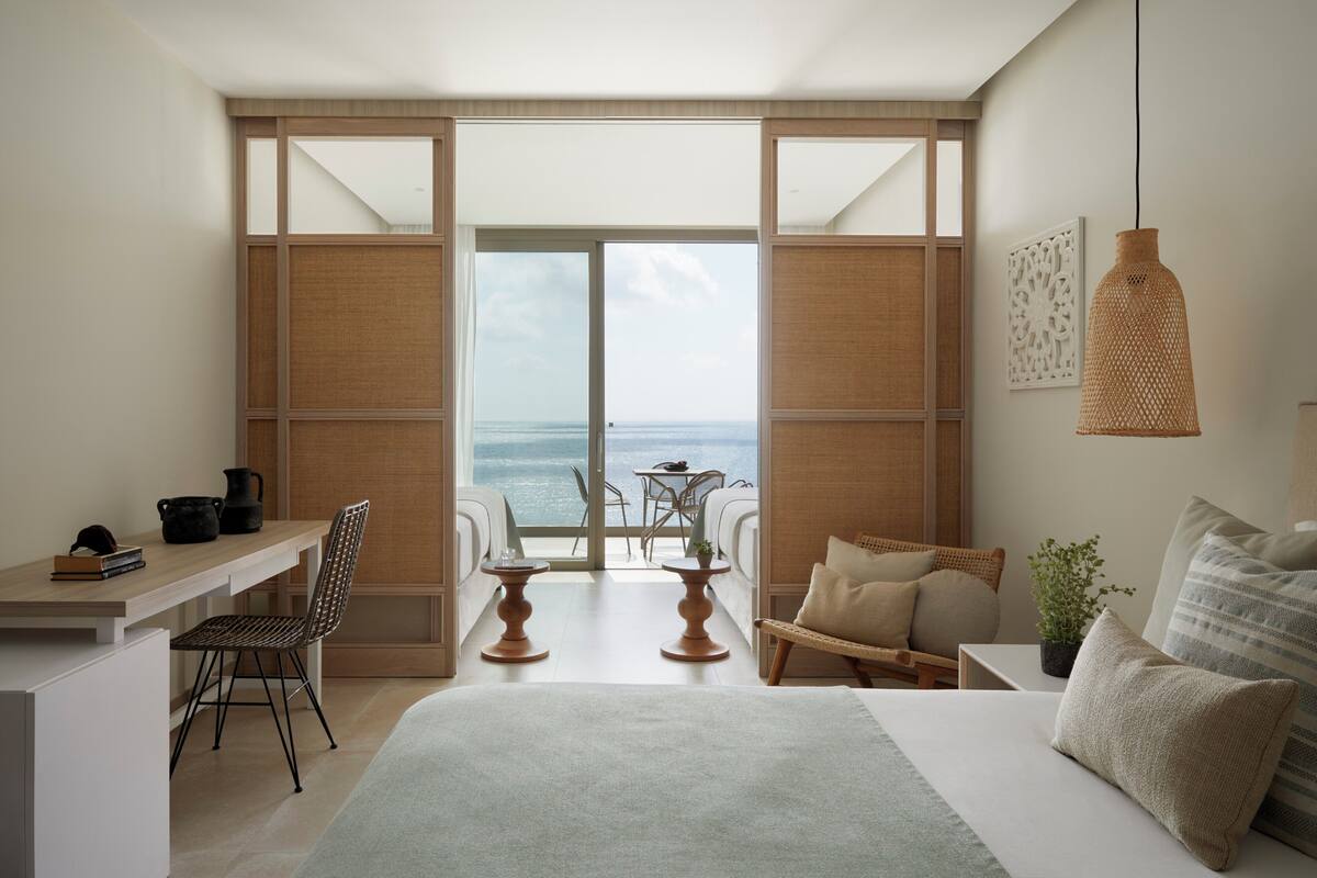 Family Room Sliding Door Sea View | In-room safe, desk, soundproofing, WiFi (free)