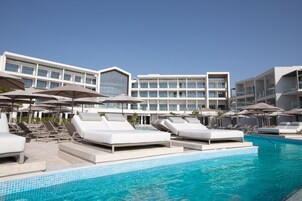 季节性开放的室外游泳池，池畔遮阳伞，日光浴躺椅