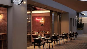 3 restoran; sarapan, makan tengah hari dan makan malam dihidangkan