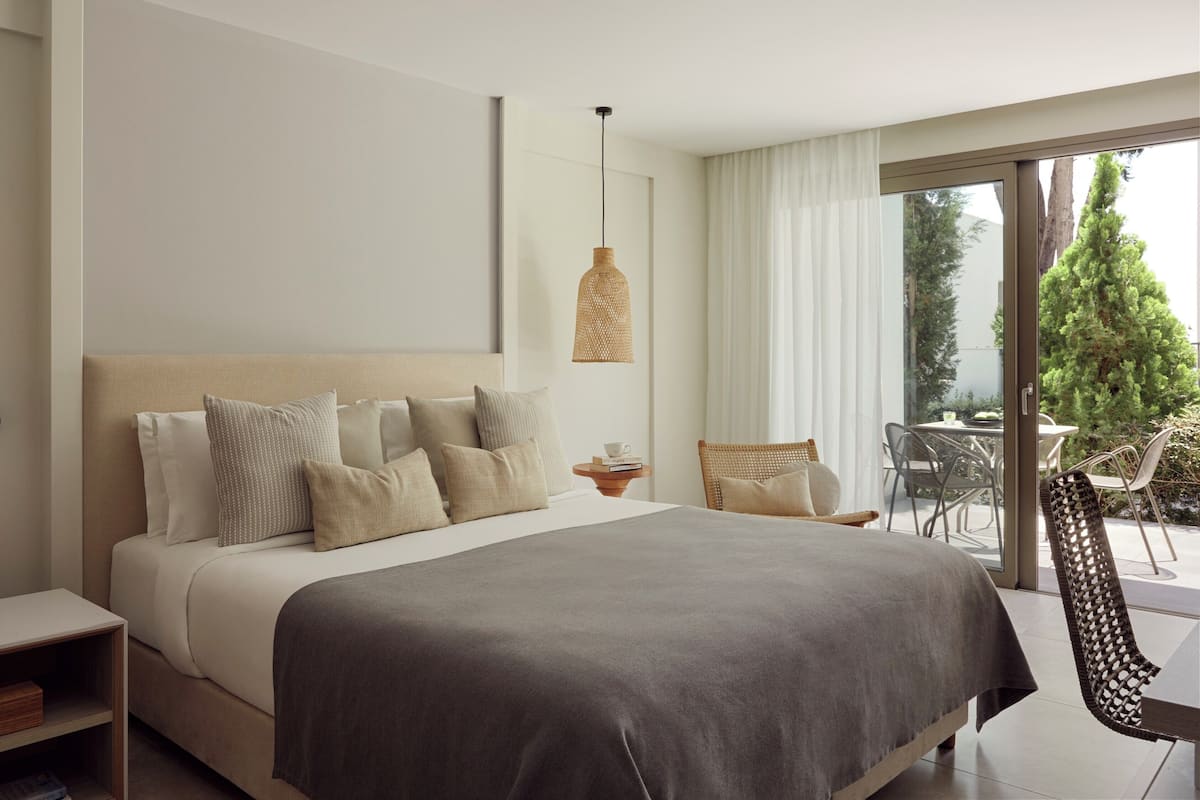 In-room safe, desk, soundproofing, WiFi (free)
