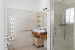 Baignoire, séchoir à cheveux, bidet, serviettes fournies