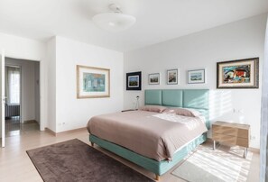 3 slaapkamers, een bureau, een strijkplank/strijkijzer, gratis wifi