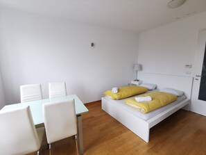 Desk, free WiFi, bed sheets - Trnovo Apartment (Ljubljana)