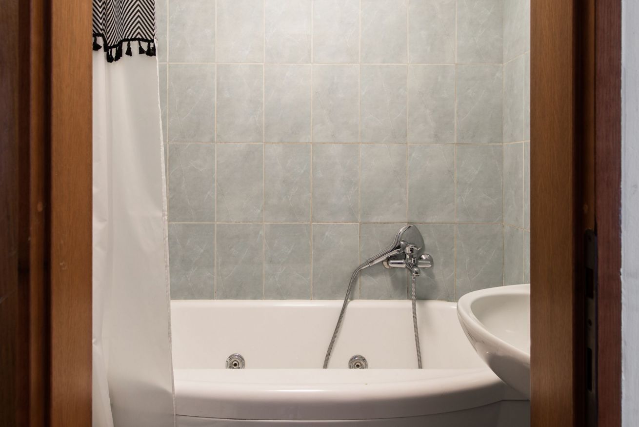 Ein Badezimmer mit Badewanne, Dusche und Waschbecken.