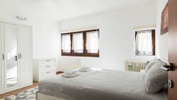 3 habitaciones, tabla de planchar con plancha, wifi y ropa de cama