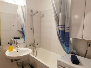 Appartement | Badkamer | Een douche, handdoeken, zeep, toiletpapier