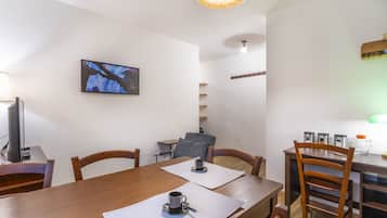 Apartment, 2 Bedrooms | Makan dalam bilik