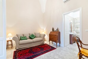 Appartement, 1 chambre | Coin séjour | Télévision à écran plat
