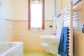 Appartamento, 1 camera da letto | Bagno | Vasca, asciugacapelli, bidet, asciugamani