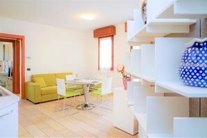 Appartement, 1 chambre | Aire de séjour | Téléviseur