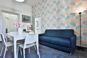 Apartment, 2 Bedrooms | Living area | 50-inch Smart TV with digital channels, TV - La finestra su Garibaldi (Naples)