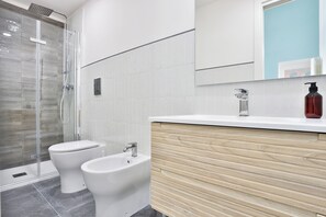 Leilighet, 2 soverom | Bad | Dusj, regndusjhode, hårføner og bidé