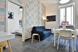 Leilighet, 2 soverom | Oppholdsområde | En 50-tommers smart-TV med digitale kanaler samt TV