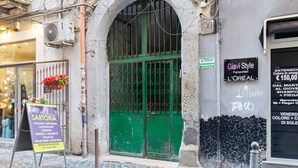 Une devanture de magasin avec une porte à arc vert, une enseigne pour L'Oréal et une autre pour Giavi Style.