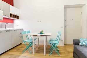 Apartment, 1 Schlafzimmer | Essbereich im Zimmer