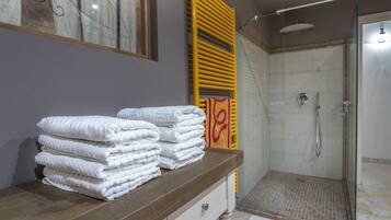 Studio | Bathroom shower