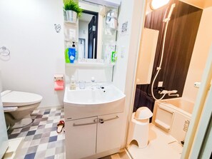 Amenidades de baño gratuitas, secadora de cabello, toallas 