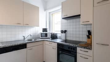 Frigorífico, microondas, horno y placa de cocina