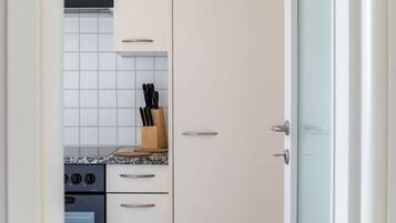 Frigorífico, microondas, horno y placa de cocina